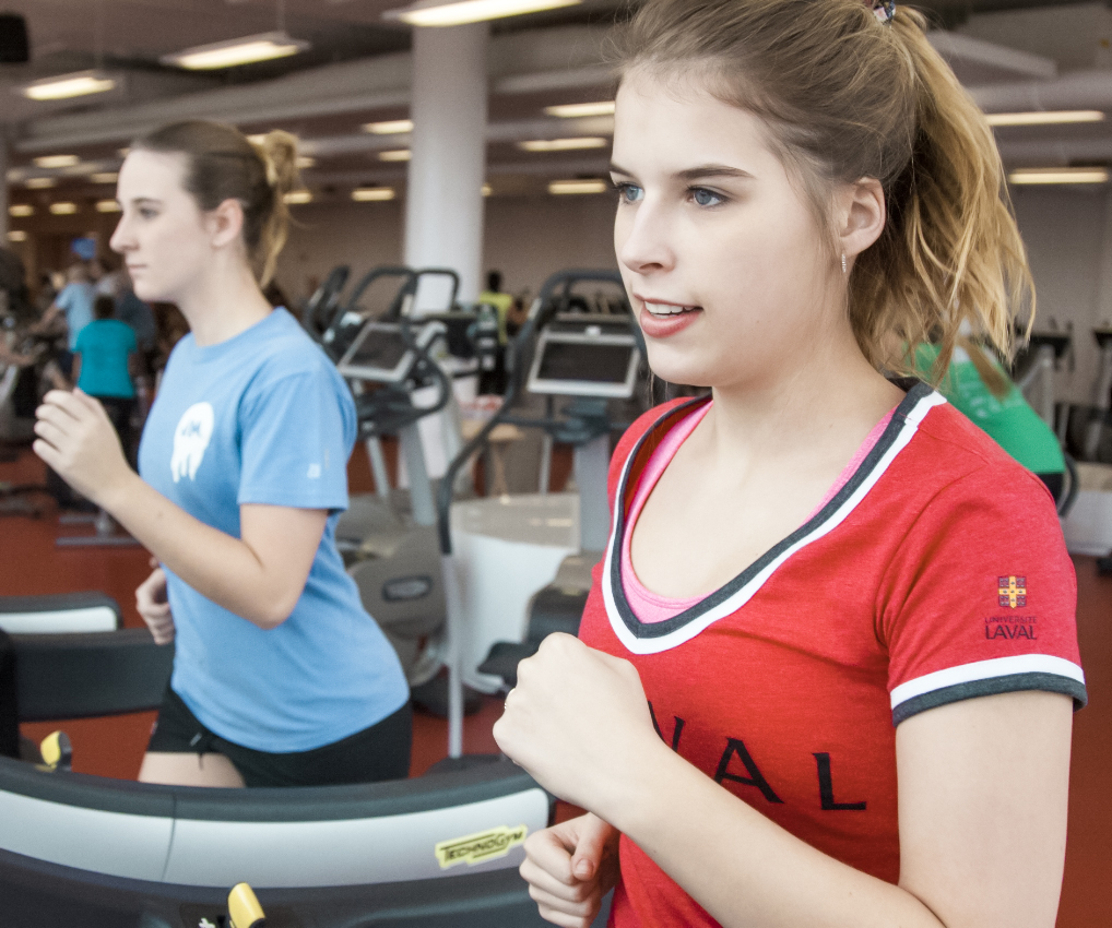 étudiante à la salle d'entraînement du PEPS