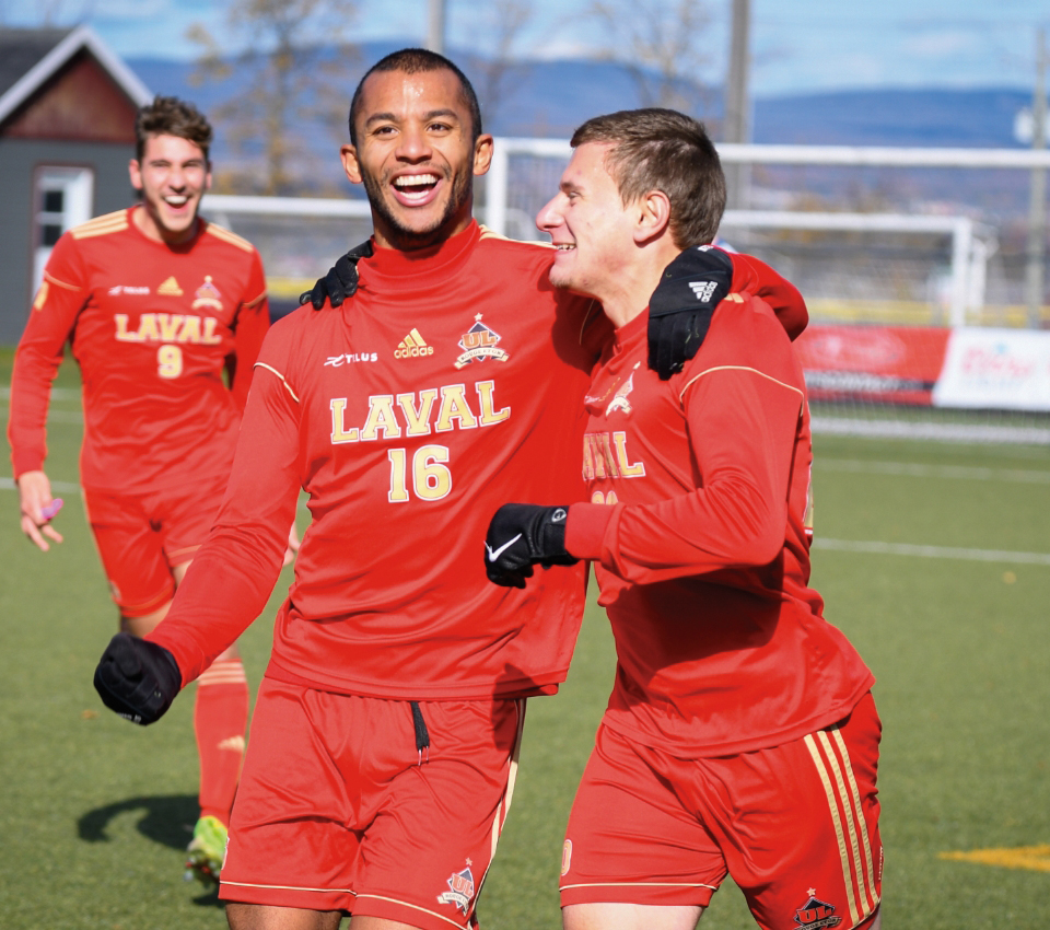 rouge et or hommes soccer