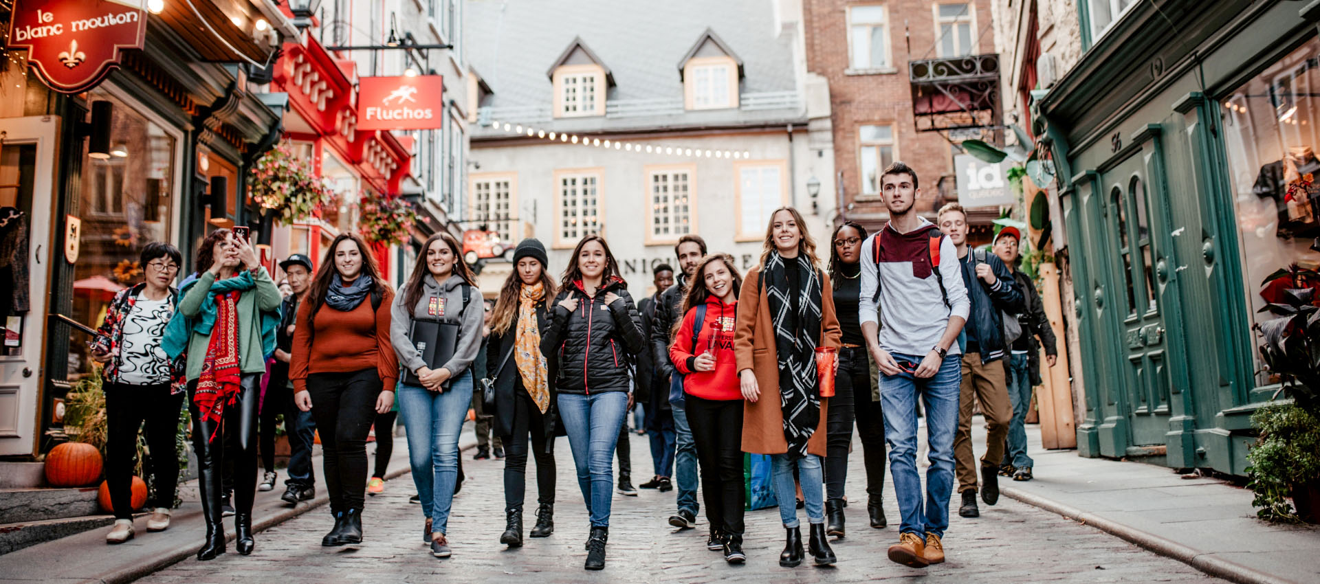 groupe d'étudiantes et d'étudiants