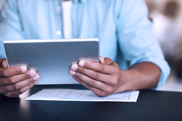 Mains qui tiennent une tablette