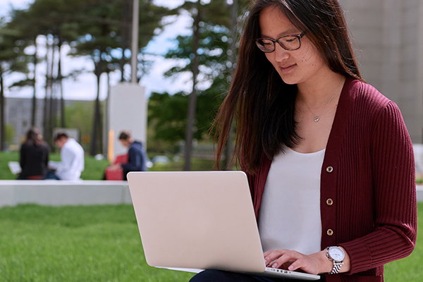 Jeune femme qui travaille sur un portable