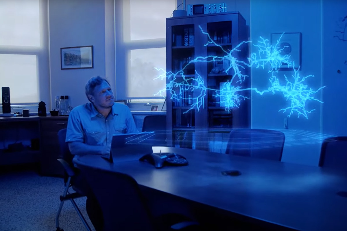 homme regardant hologramme