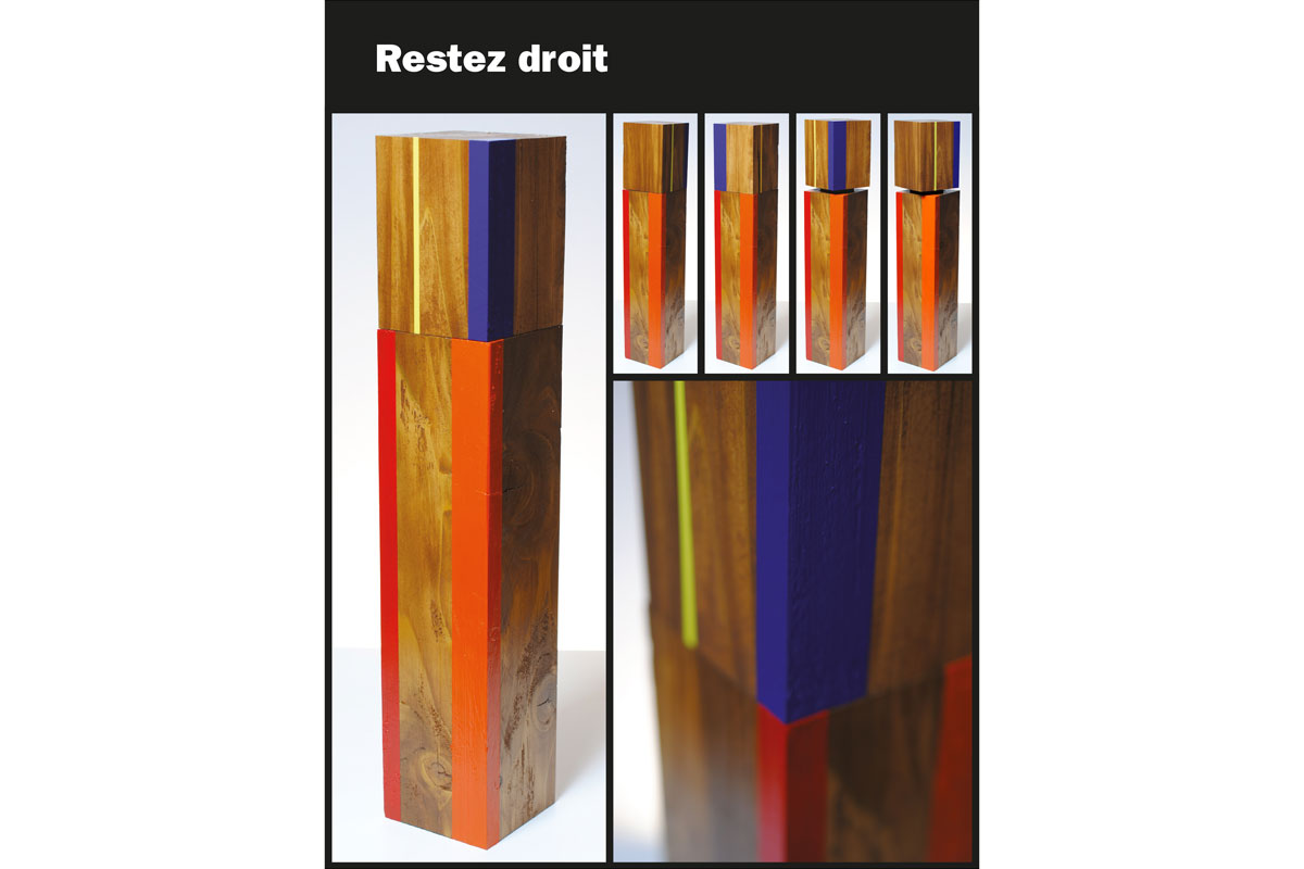 Œuvre en bois représentant des structures pivotantes qui s'alignent les unes sur les autres