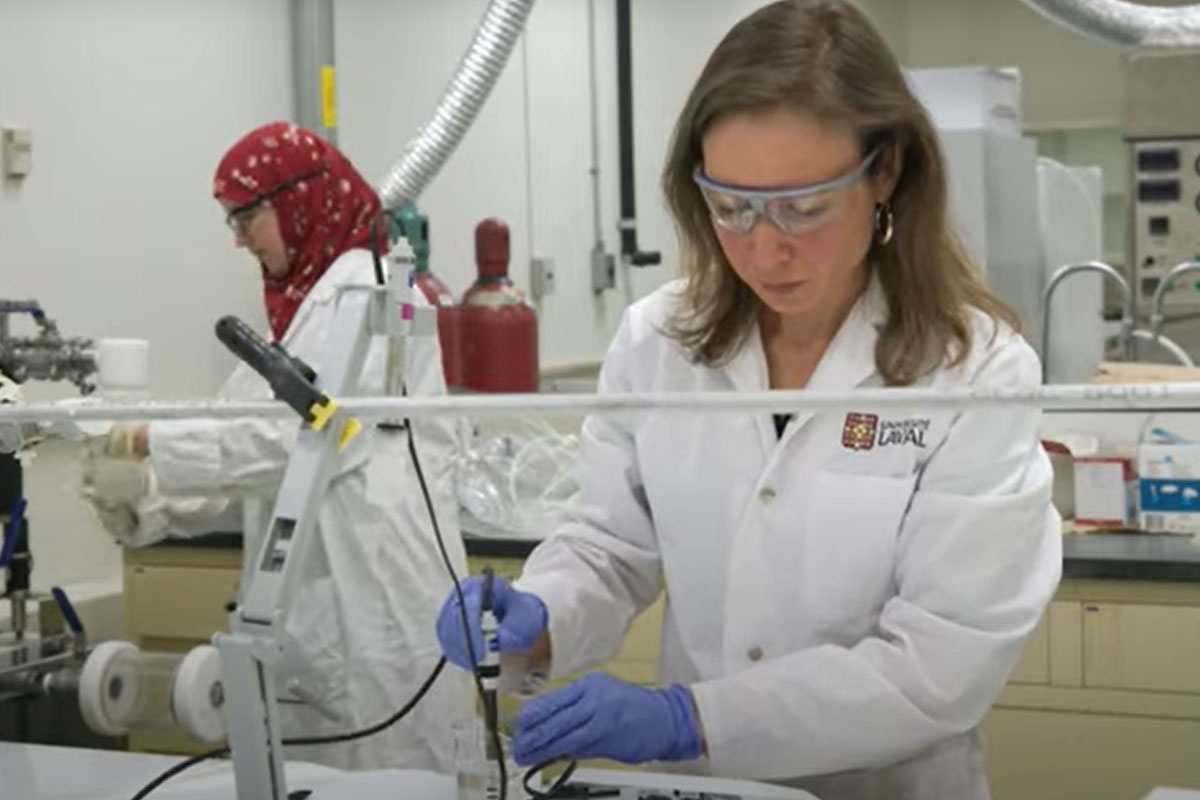 Celine Vaneeckhaute travaillant dans son laboratoire avec une collègue