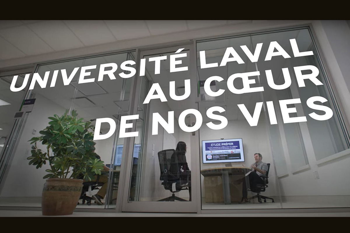 Une femme et un homme sont en réunion.