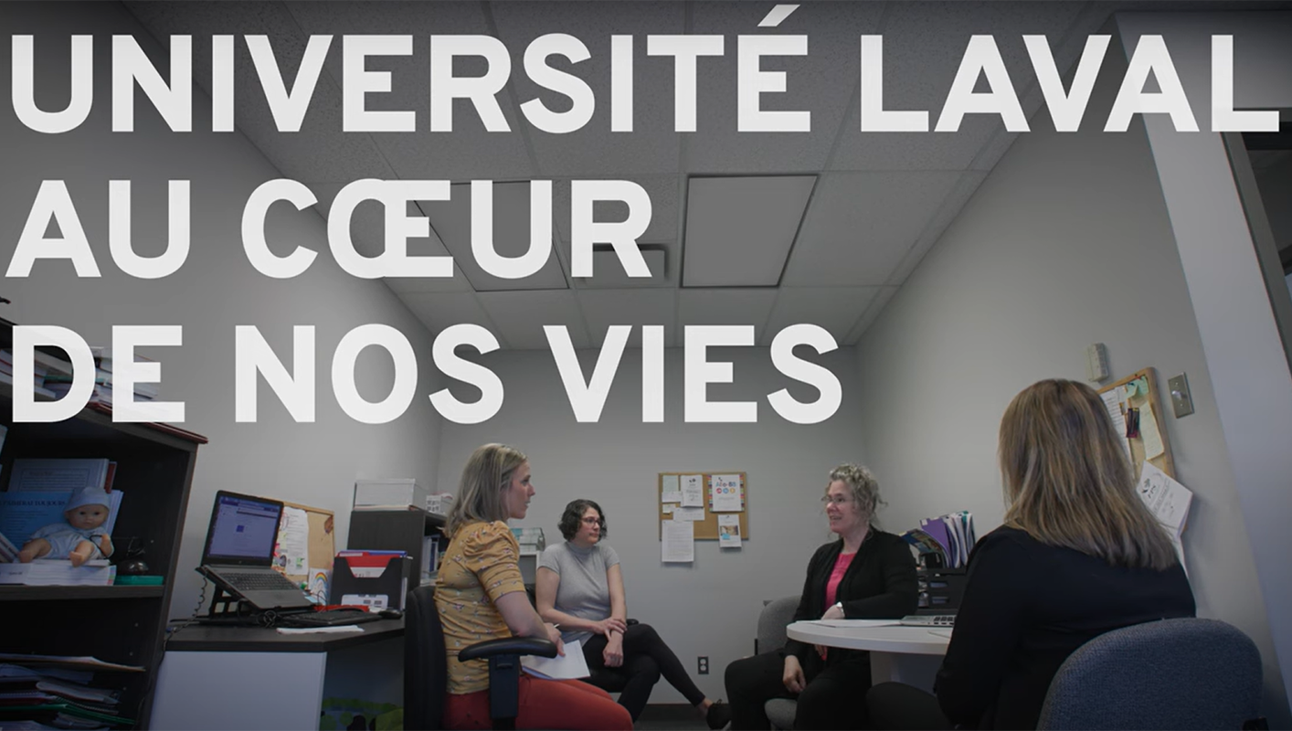 4 femmes discutent dans un bureau