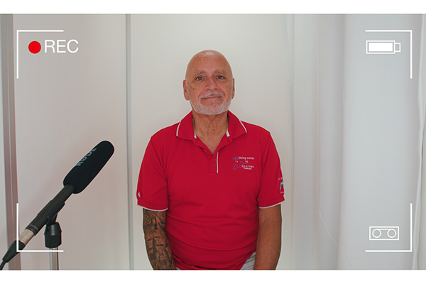 homme devant un micro