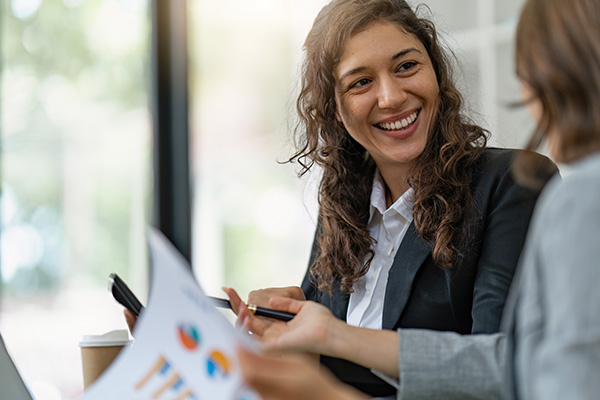 femmes professionnelles qui discutent