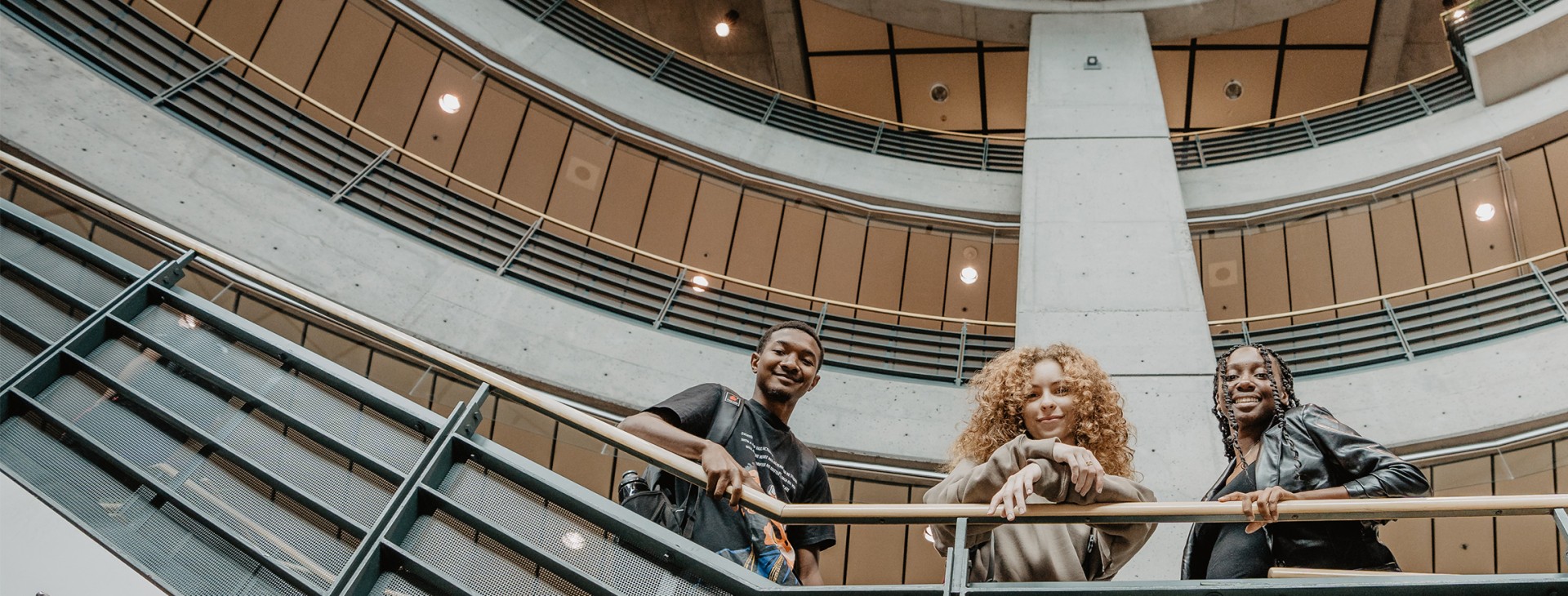 Des étudiants et une étudiantes dans des escaliers