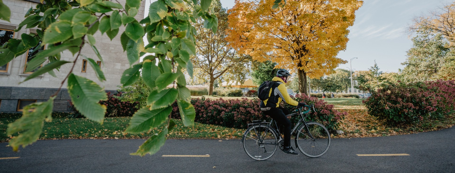 Dame circulant en vélo sur le campus