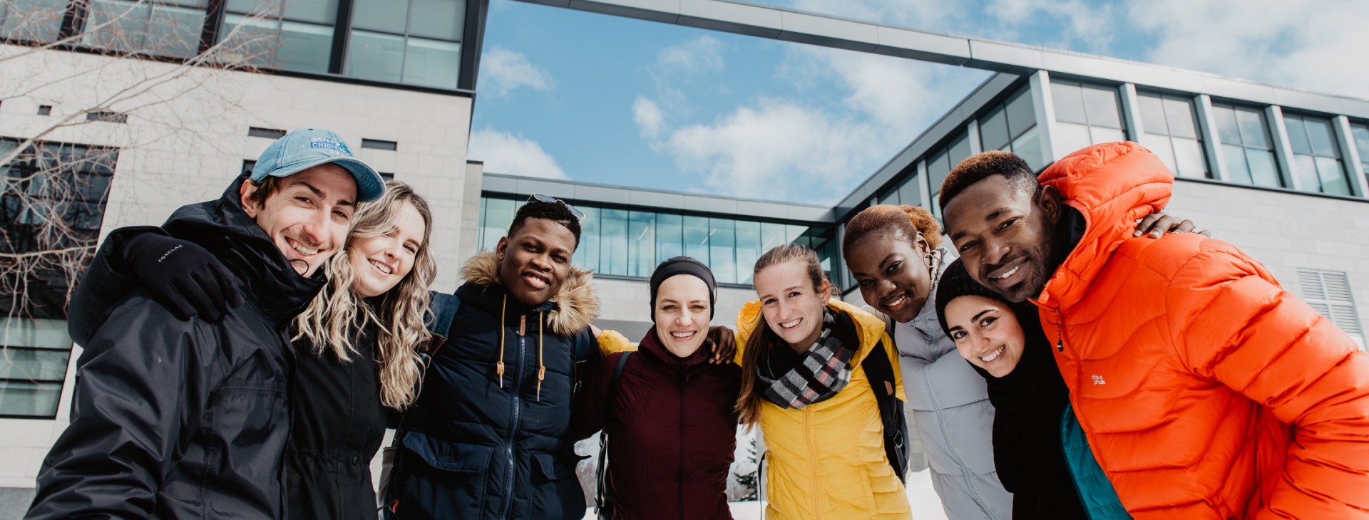 groupe d'étudiants sur le campus