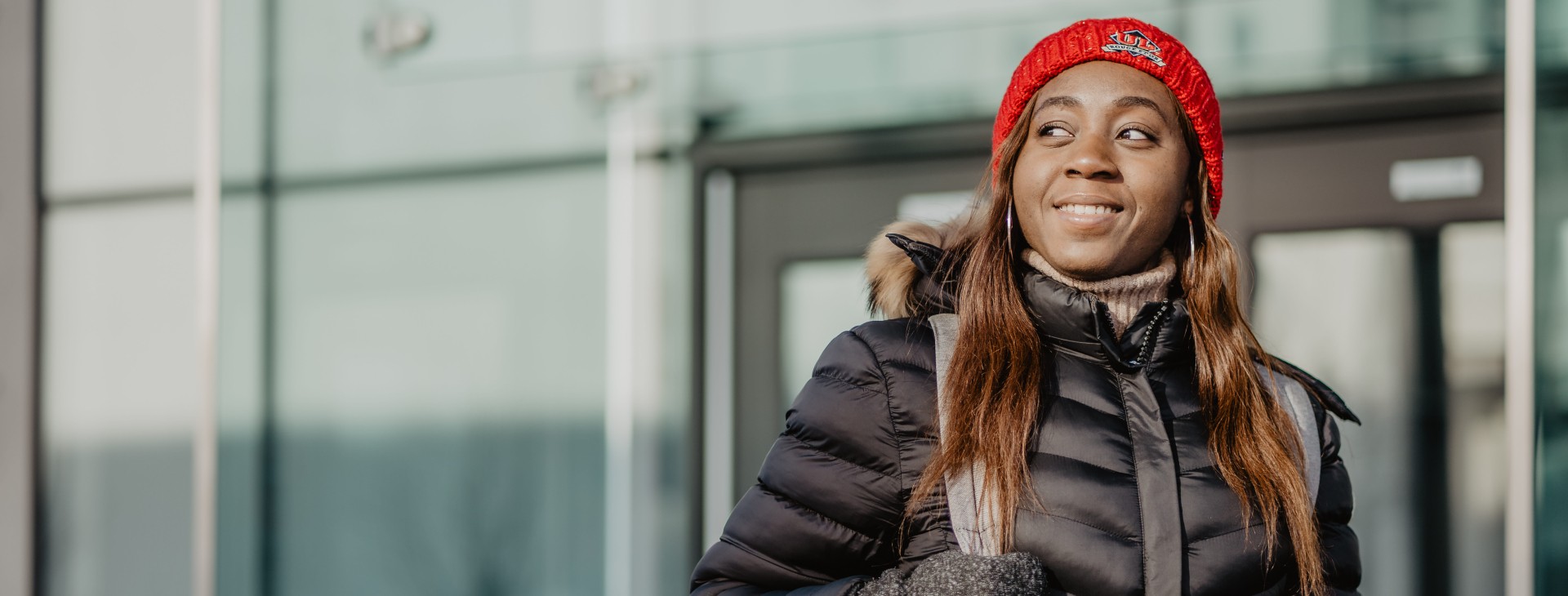 Femme souriante avec bonnet rouge