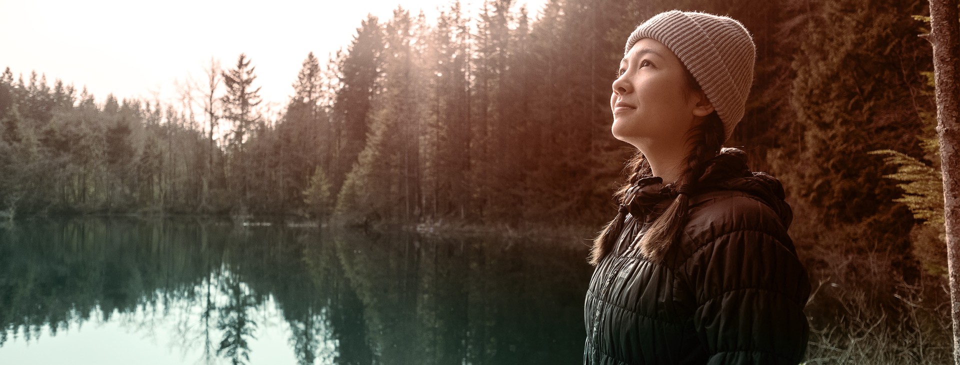 Étudiante regardant une forêt