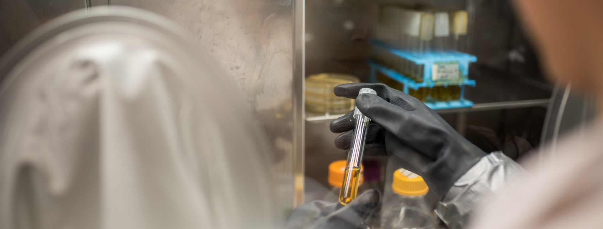 Étudiant entrepreneur dans un laboratoire à l'Université Laval