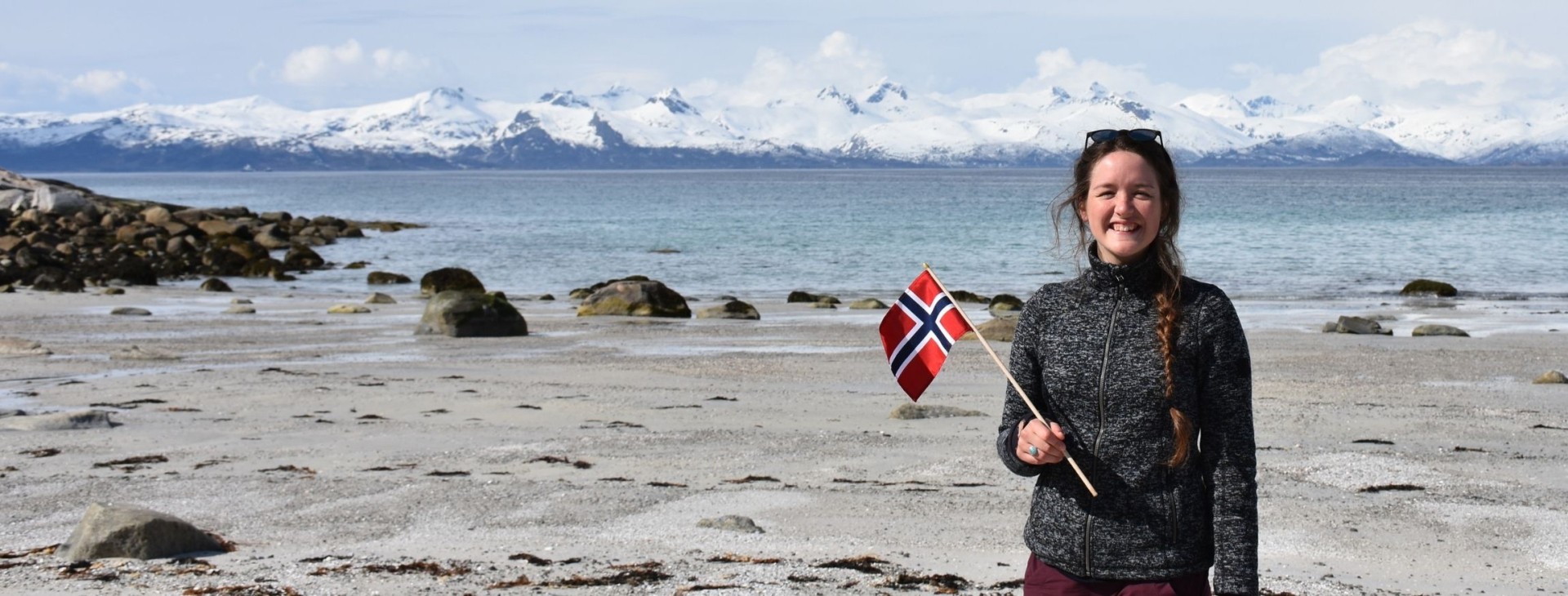 Étudiante sur la plage en Norvège