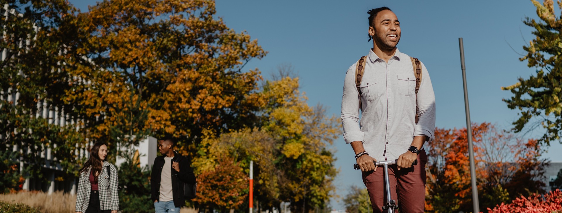 Étudiant sur le campus de l'Université Laval