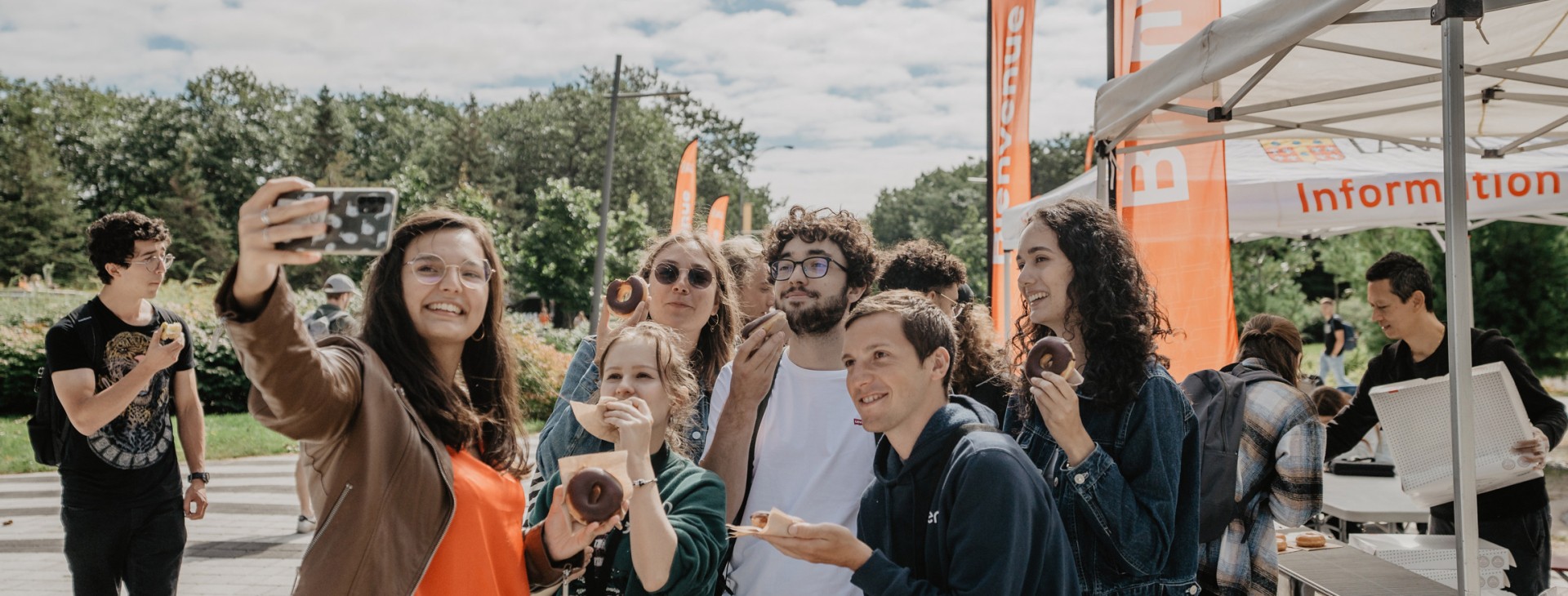 Étudiants et étudiantes sur le campus