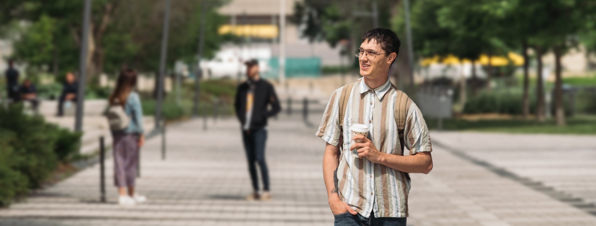 Étudiant qui marche sur le campus
