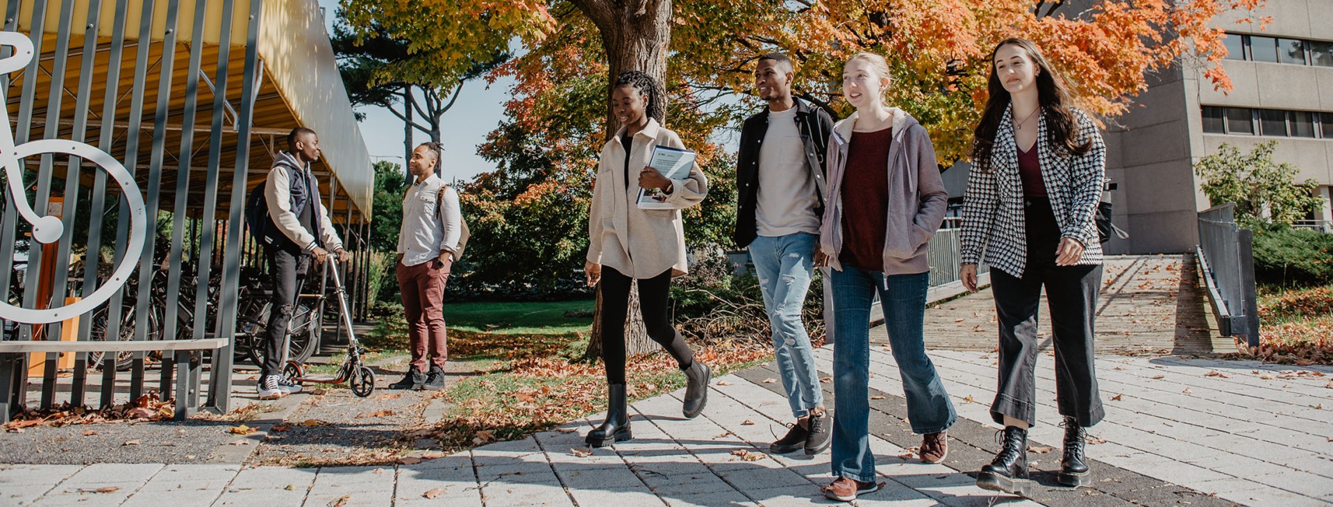 des étudiants sur le campus