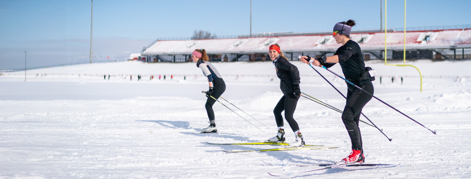 Trois personnes qui pratiquent le ski de fonds sur le campus nordique