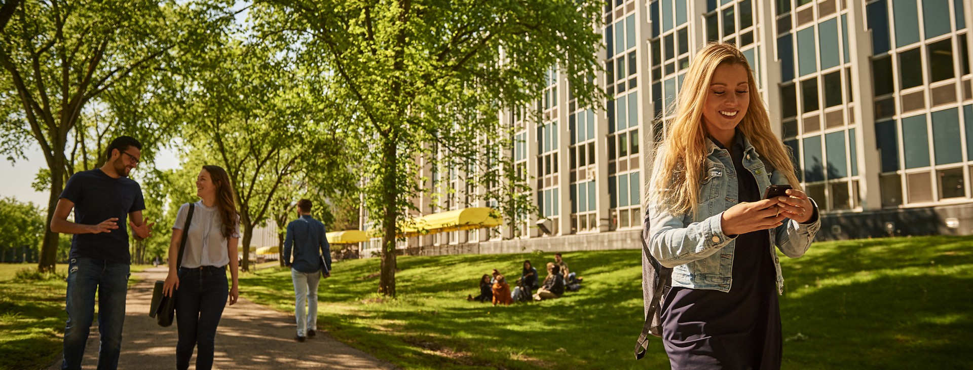 étudiante sur le campus de l'Université Laval en été