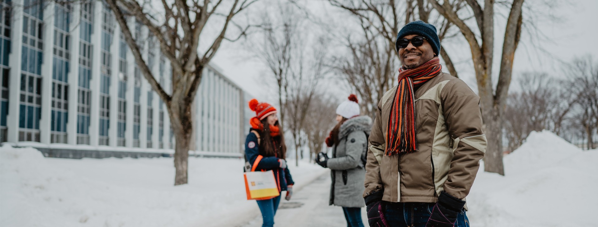 étudiant sur le campus enneigé