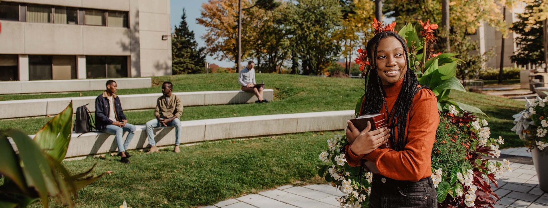 Étudiante sur le campus de l'Université Laval
