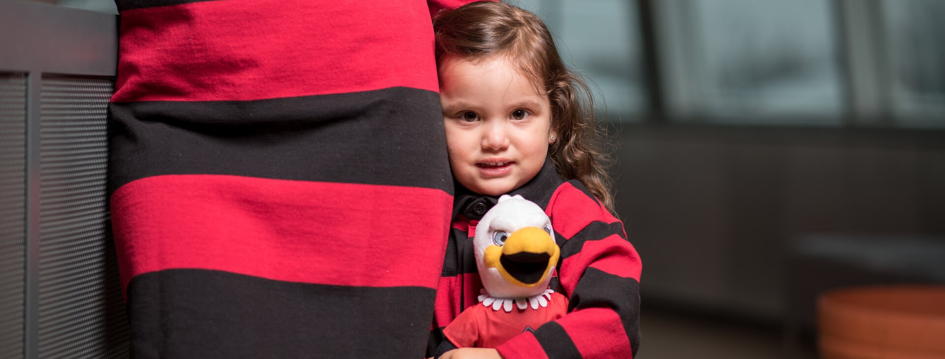 Fillette avec peluche