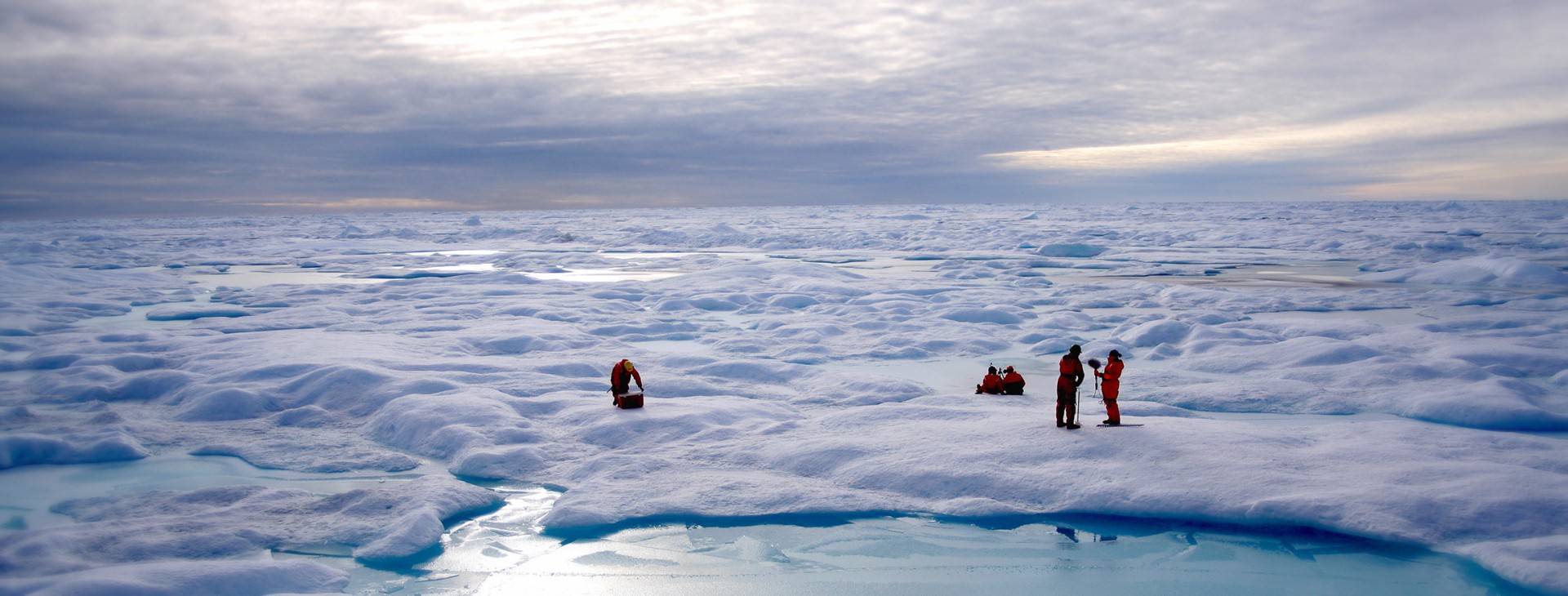 Scientifiques sur des glaces dans le Nord