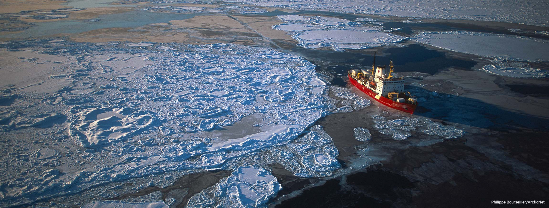 Le navire de recherche nordique NGCC Amundsen dans les glaces.