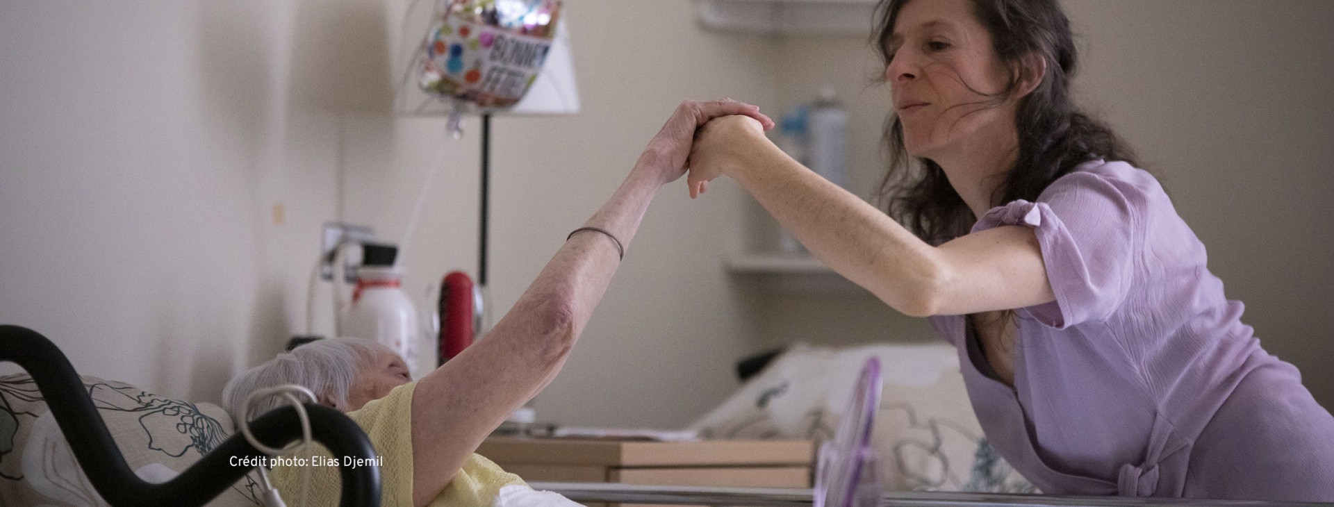 Femme en contact avec une personne âgée