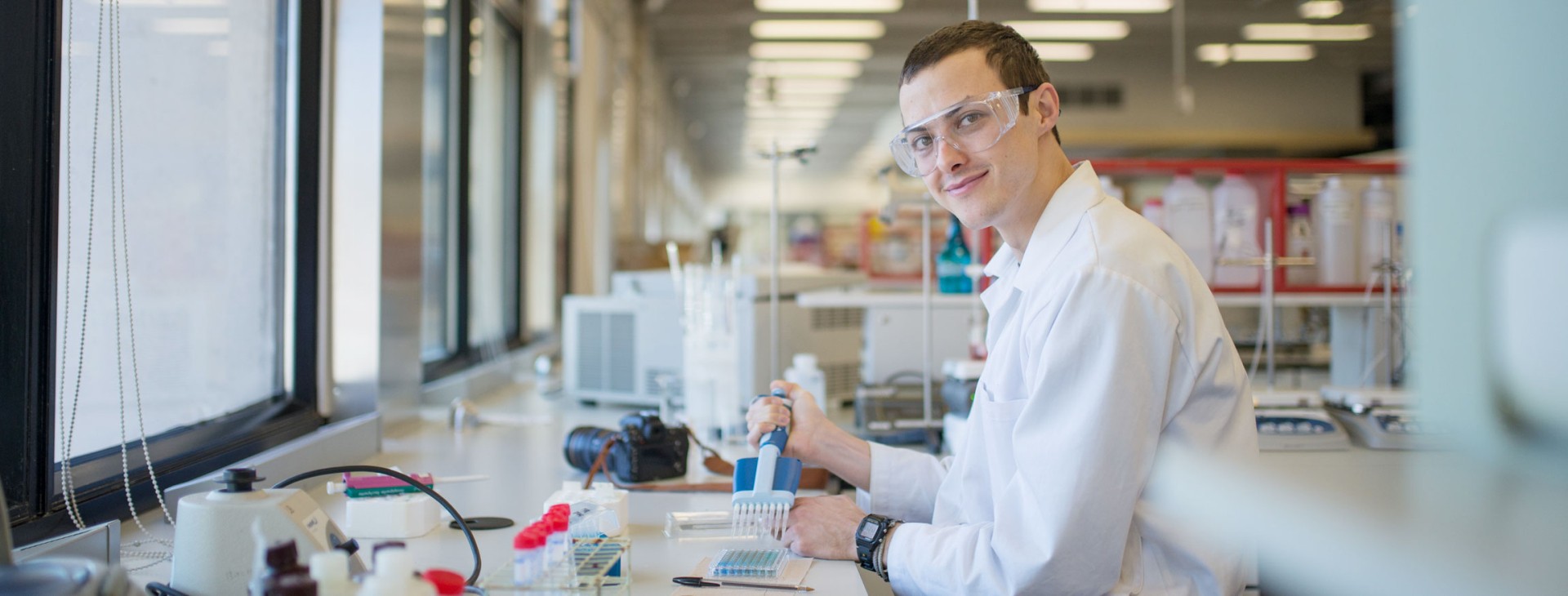 Un technicien travaillent dans un laboratoire