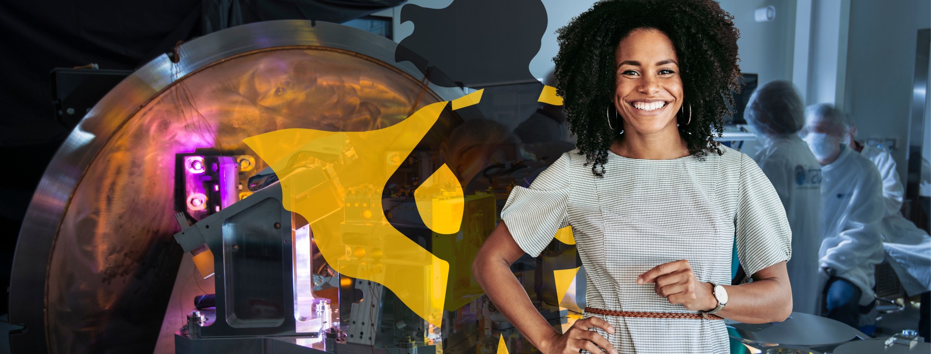 Femme devant outil technologique avec ombre de superhéroïne
