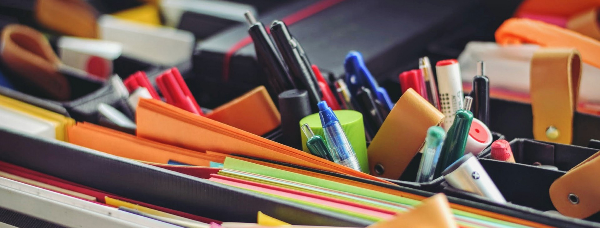 Crayons et papiers dans une malette