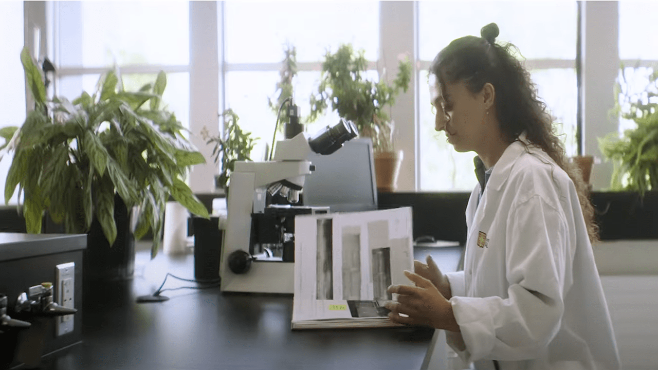 étudiante dans un laboratoire