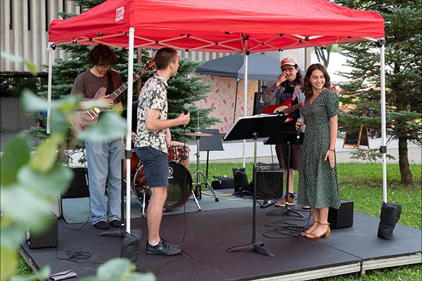 Groupe d'étudiants qui jouent de la musique