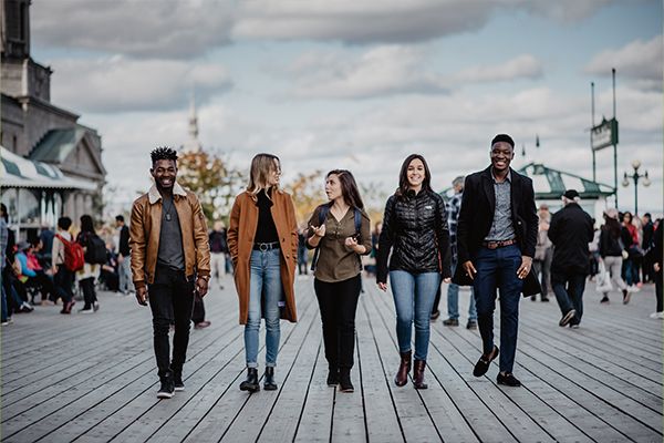 Étudiants devant le Château Frontenac
