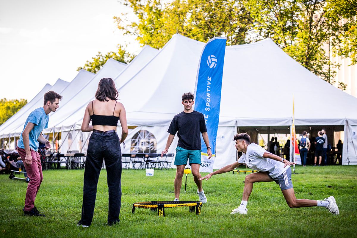 Étudiants jouant au spikeball