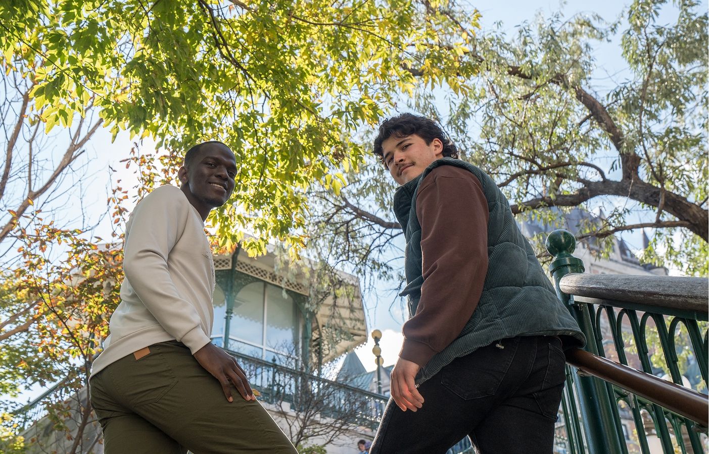 2 étudiants montant des marches
