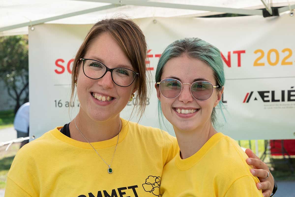 Deux employées souriantes avec t-shirt jaune