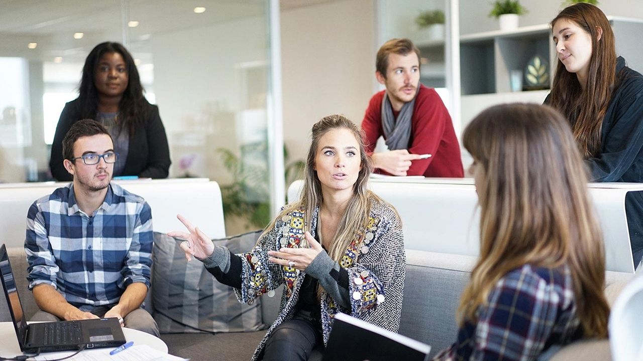 groupe de jeunes adultes qui discutent