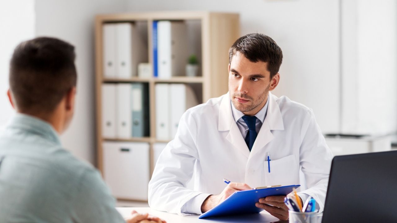 Médecin en consultation avec un patient