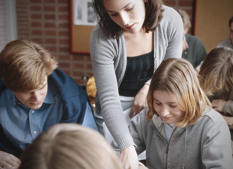 enseignante qui informe une étudiante
