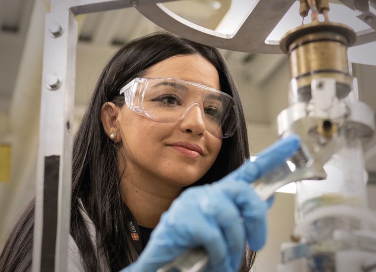 étudiante en laboratoire de sciences et génie
