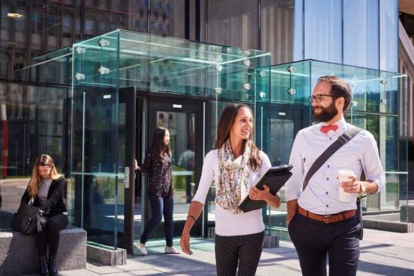 étudiante et étudiant sur le campus