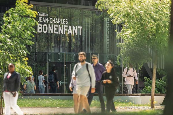 étudiants et étudiantes qui marchent devant le pavillon Jean-Charles-Bonenfant