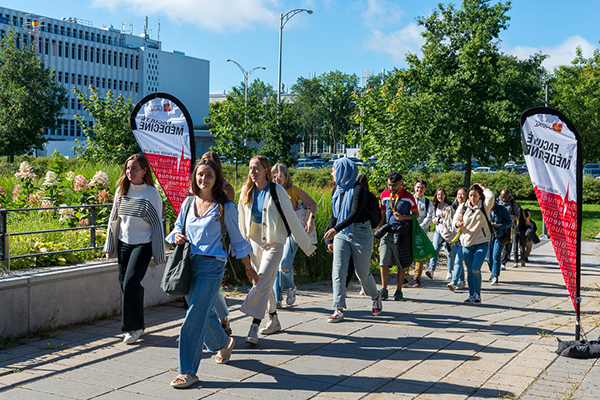 groupe d'étudiants et d'étudiantes qui marchent sur le campus de l'Université Laval