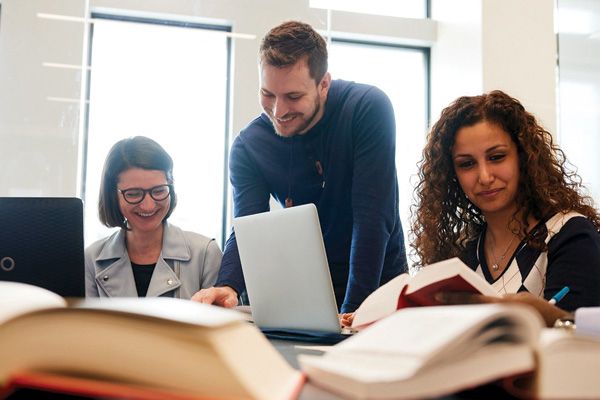 groupe de personnes travaillant devant l'ordinateur