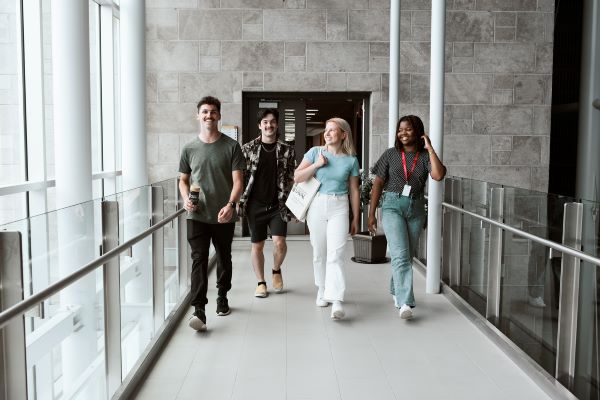 groupe d'étudiants et d'étudiantes