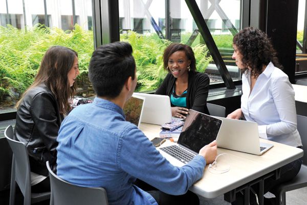 groupe d'étudiants et d'étudiantes qui discutent